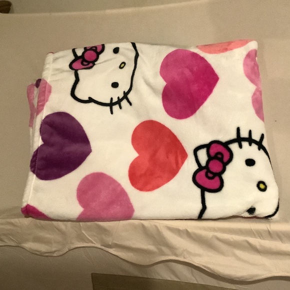 Hello Kitty heart blanket - Picture 2 of 3
